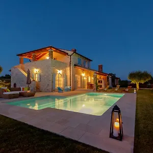 Villa Rajski Dvori, Sveti Lovreč Pazenatički